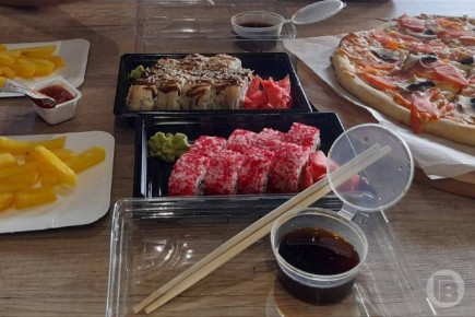 Гастроэнтеролог объяснил, чем опасны суши и как их безопасно есть