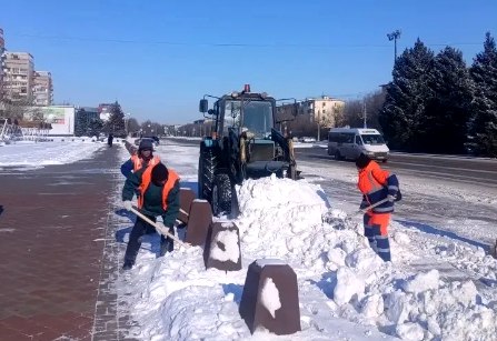 Снег уступает дорогу: в Волжском идёт масштабная уборка Снег уступает дорогу: в Волжском идёт масштабная уборка