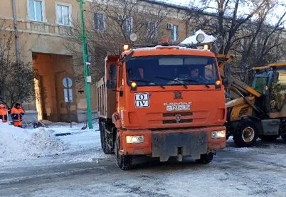 Снег уступает дорогу: в Волжском идёт масштабная уборка Снег уступает дорогу: в Волжском идёт масштабная уборка