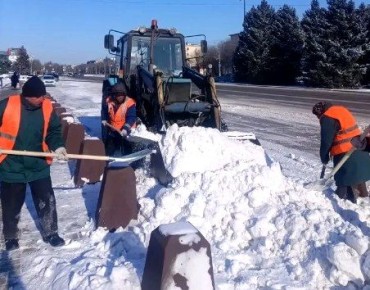 Снег уступает дорогу: в Волжском идёт масштабная уборка