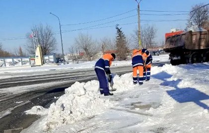 Снег уступает дорогу: в Волжском идёт масштабная уборка Снег уступает дорогу: в Волжском идёт масштабная уборка