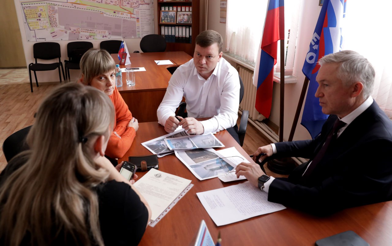 Председатель гордумы Владлен Колесников провел прием граждан Краснооктябрьского района Председатель гордумы Владлен Колесников провел прием граждан Краснооктябрьского района