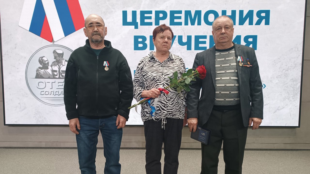 В Волгограде отцам участников СВО вручили медали «Отец солдата» В Волгограде отцам участников СВО вручили медали «Отец солдата»