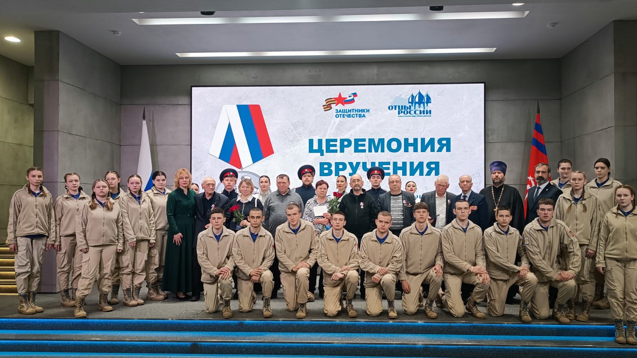 В Волгограде отцам участников СВО вручили медали «Отец солдата»