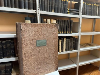 В библиотеке Волгоградского государственного медицинского университета хранится книга огромного размера: 75 см на 58 см