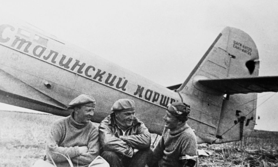 ���� ���� � �������. 85 ��� ����� (18 - 20 ���� 1937 �.) ��������� ������� �.�. ������, �.�. �������� � �.�. ������� �� �������� ���-25 ��������� ������ � ������� ������������� ������� �� ���� � ���