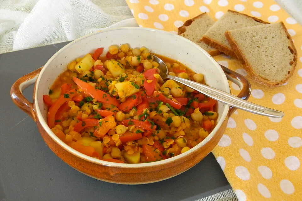 Ароматное пряное рагу с бобовыми и сладким перцем