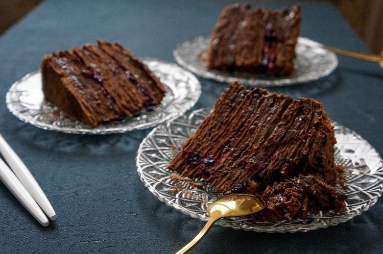 Изысканный шоколадный наполеон с ягодными акцентами