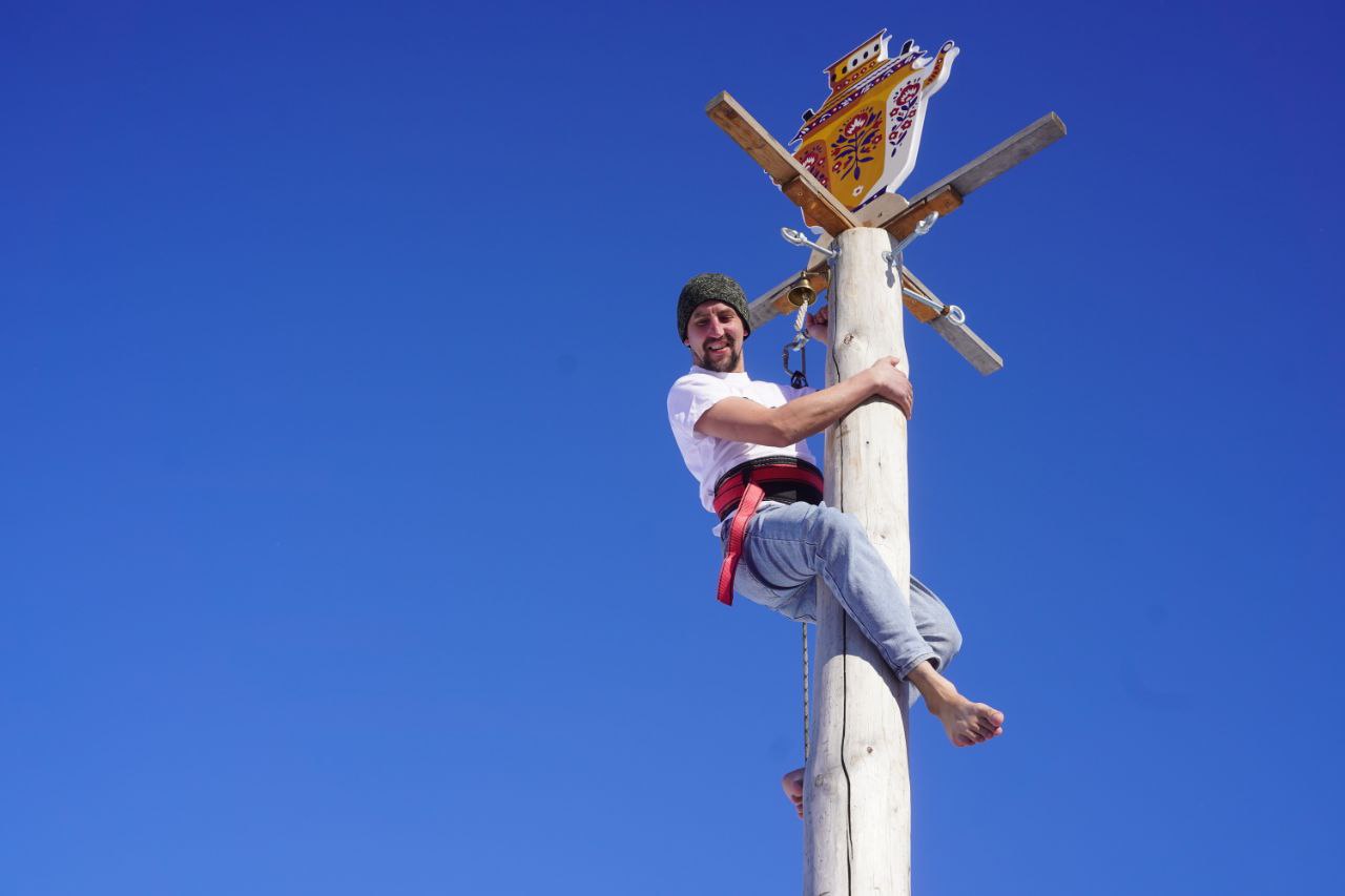 Волгоградец покорил масленичный столб в ЦПКиО за девять секунд