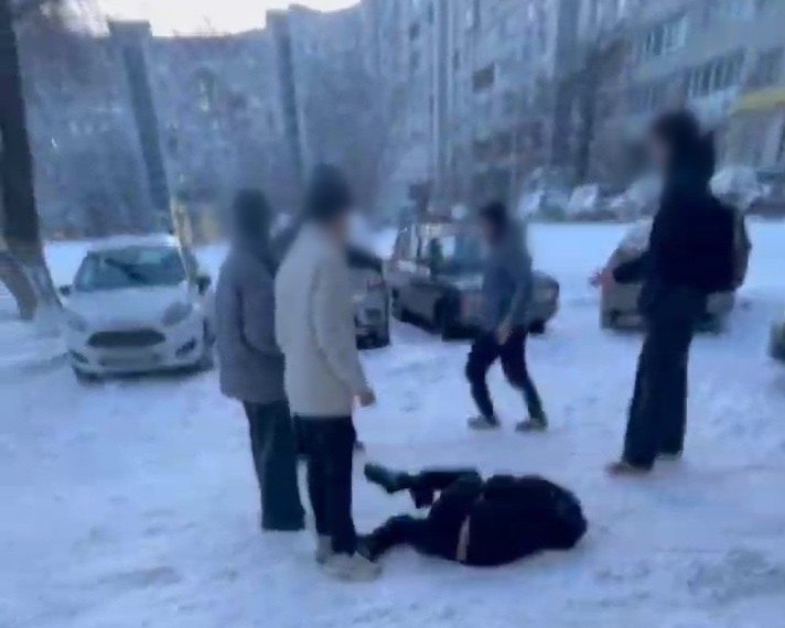 Избивали ногами, поставили на колени и сняли видео: двух парней задержали после жестокого избиения школьника в Волгограде