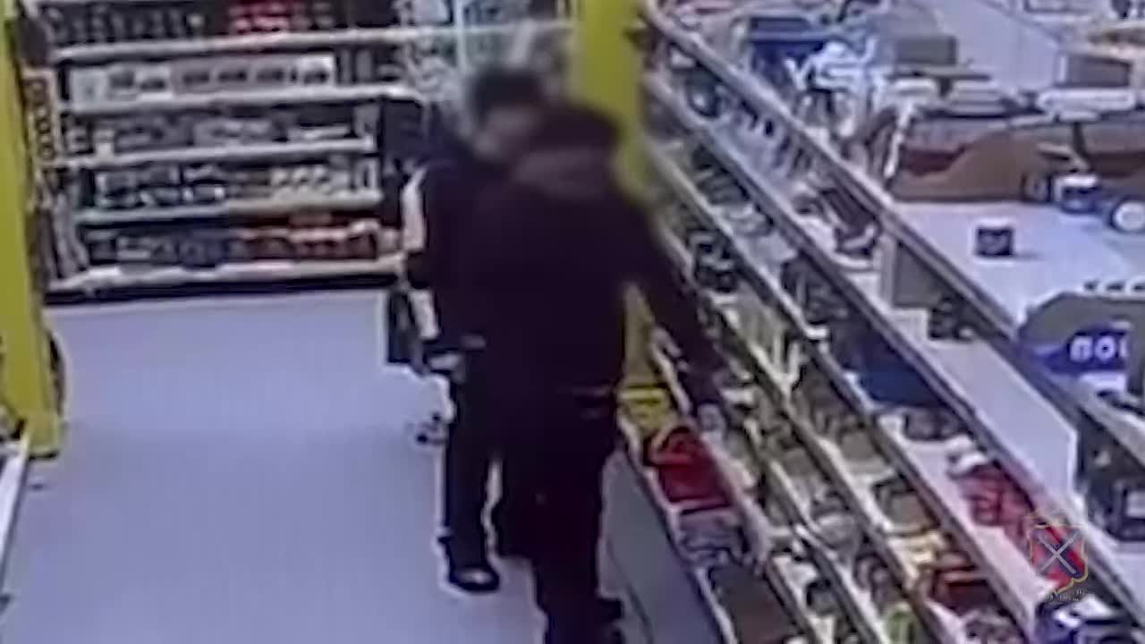 Волгоградские полицейские задержали двоих подростков, подозреваемых в краже из магазина