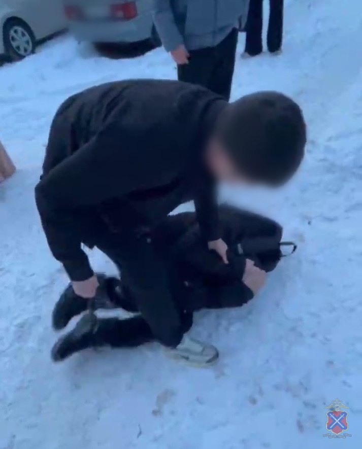 Избивали ногами, поставили на колени и сняли видео: двух парней задержали после жестокого избиения школьника в Волгограде Избивали ногами, поставили на колени и сняли видео: двух парней задержали после жестокого избиения школьника в Волгограде