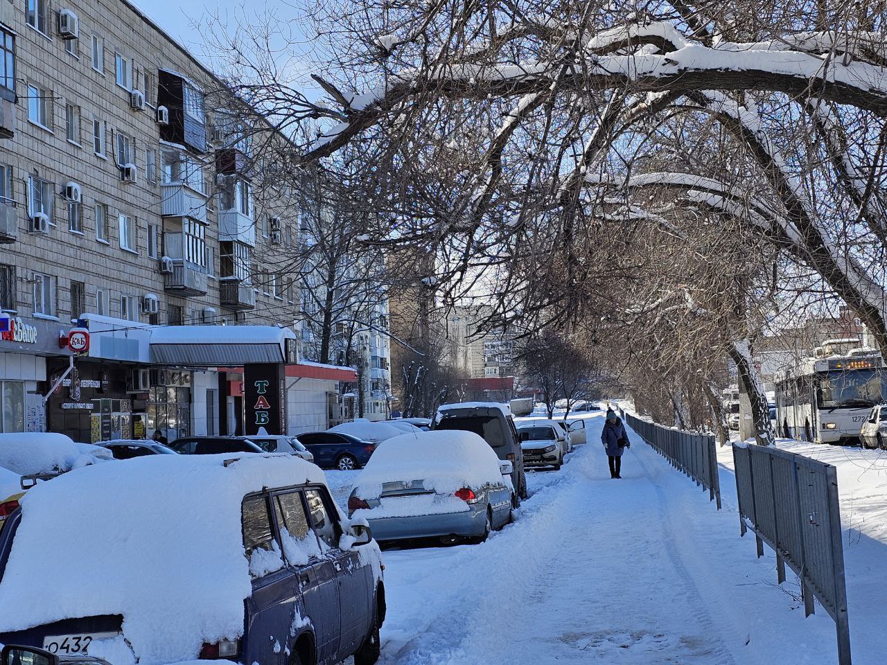 Волгоградцев предупредили об опасности схода снега с крыш Волгоградцев предупредили об опасности схода снега с крыш