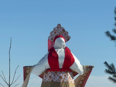 В ЦПКиО Волгограда показали, как выглядит десятиметровое чучело Масленицы