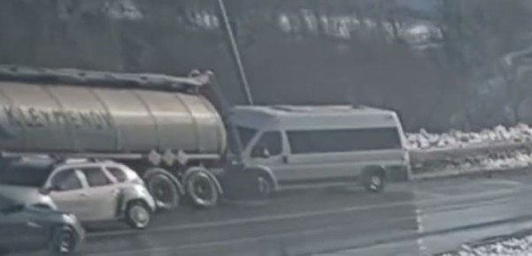 Маршрутка влетела в стоящую фуру в Волгограде