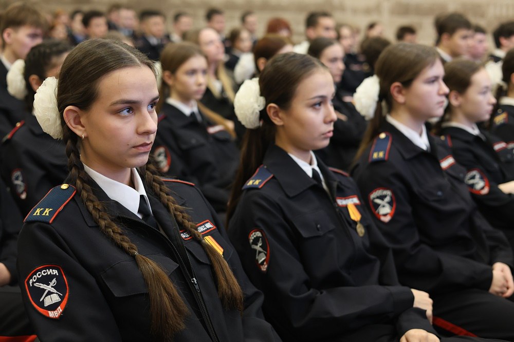 Волгоградские полицейские провели урок Мужества для кадетских классов общеобразовательных школ Волгоградские полицейские провели урок Мужества для кадетских классов общеобразовательных школ