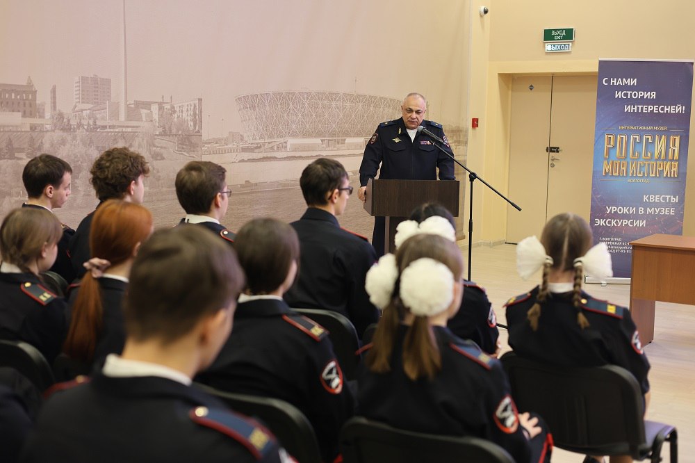 Волгоградские полицейские провели урок Мужества для кадетских классов общеобразовательных школ Волгоградские полицейские провели урок Мужества для кадетских классов общеобразовательных школ
