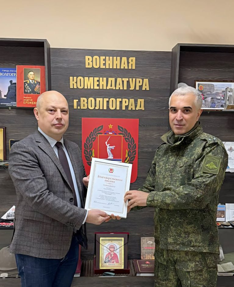 Заместитель руководителя фракции КПРФ Волгоградской областной Думы Олег Дмитриев встретился с личным составом военной комендатуры, чтобы лично поздравить защитников Родины с праздником мужества и доблести Заместитель руководителя фракции КПРФ Волгоградской областной Думы Олег Дмитриев встретился с личным составом военной комендатуры, чтобы лично поздравить защитников Родины с праздником мужества и доблести