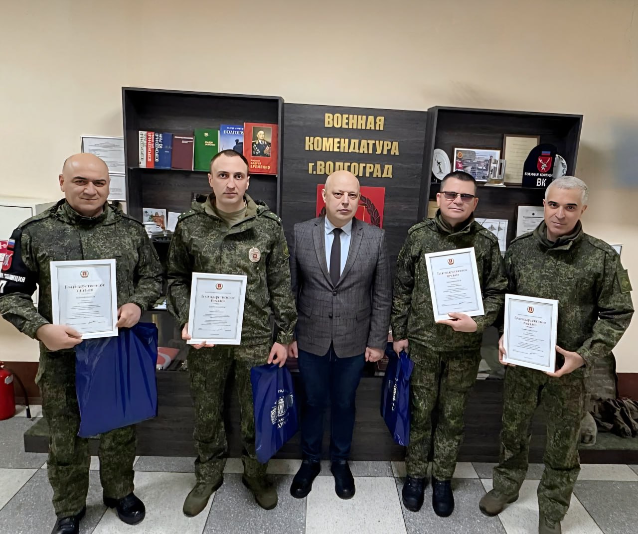 Заместитель руководителя фракции КПРФ Волгоградской областной Думы Олег Дмитриев встретился с личным составом военной комендатуры, чтобы лично поздравить защитников Родины с праздником мужества и доблести