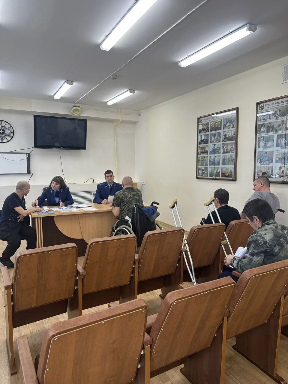 Исполняющий обязанности прокурора города Волгограда Максим Жупиков и заместитель прокурора города Наталья Сухова провели личный выездной прием заявителей в Волгоградском областном клиническом госпитале ветеранов войн