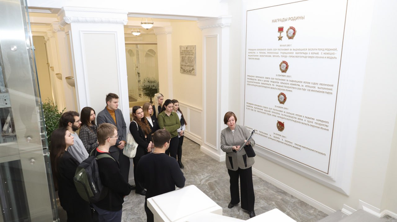 В Волгоградской областной Думе провели экскурсию для студентов ВолГУ В Волгоградской областной Думе провели экскурсию для студентов ВолГУ