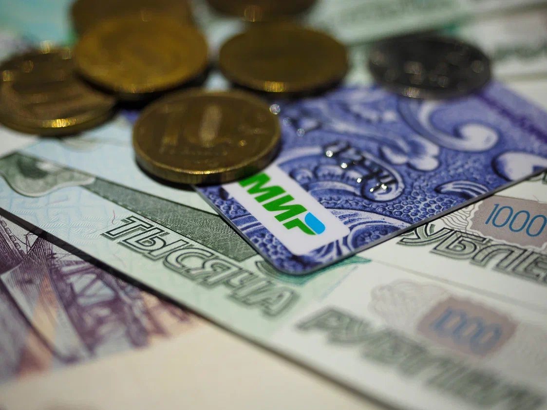 Жительницы Калачевского района Волгоградской области, 46-летняя женщина и ее 20-летняя дочь, стали жертвами изощренной мошеннической схемы, в результате чего лишились более 4,4 миллионов рублей