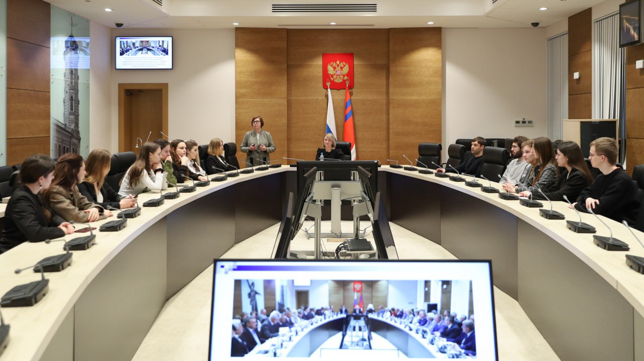 В Волгоградской областной Думе провели экскурсию для студентов ВолГУ В Волгоградской областной Думе провели экскурсию для студентов ВолГУ