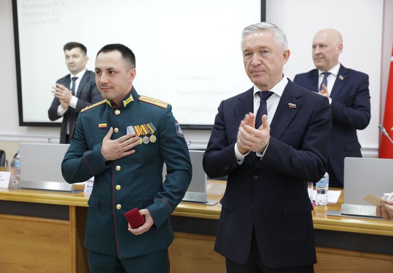 На заседании Волгоградской городской Думы Николай Коновалов, участник специальной военной операции, был награжден почетным знаком «За верность Отечеству» за вклад в защиту страны