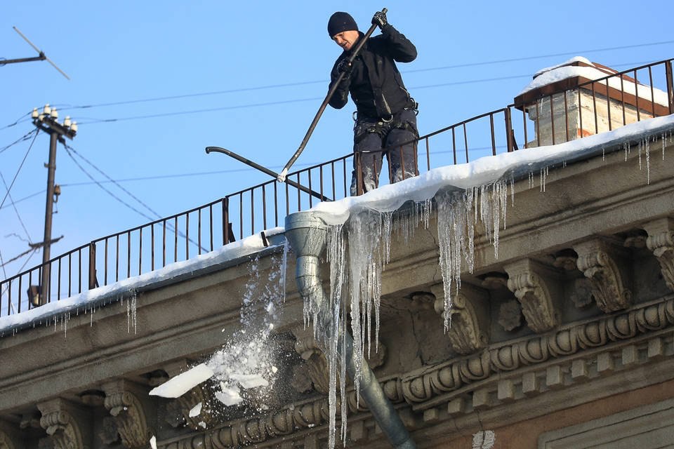 Крыши и козырьки в Волгограде очистили от сосулек