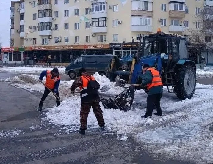 Волжский продолжают чистить от снега: вывезено 3,4 тысячи кубометров Волжский продолжают чистить от снега: вывезено 3,4 тысячи кубометров
