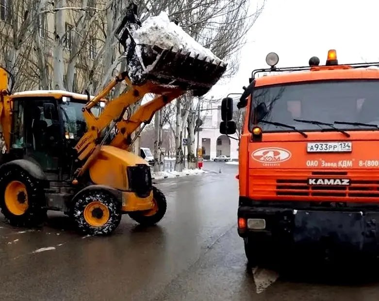 Волжский продолжают чистить от снега: вывезено 3,4 тысячи кубометров