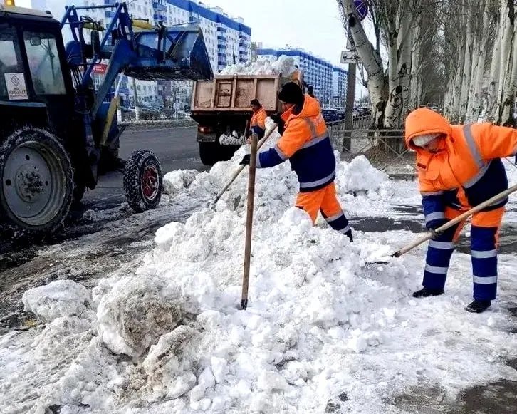 Волжский продолжают чистить от снега: вывезено 3,4 тысячи кубометров Волжский продолжают чистить от снега: вывезено 3,4 тысячи кубометров
