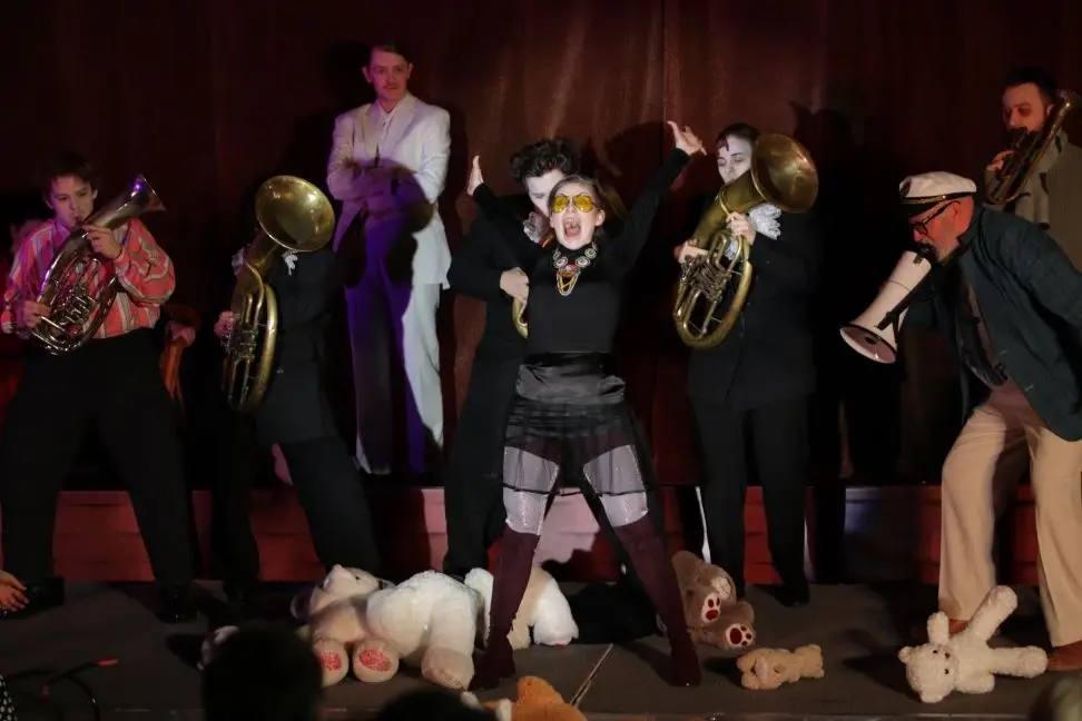 Сегодня Молодежный авангардный театр вновь представляет волжскому зрителю премьеру, уже вторую в этом феврале после «Василия Тёркина» Сегодня Молодежный авангардный театр вновь представляет волжскому зрителю премьеру, уже вторую в этом феврале после «Василия Тёркина»