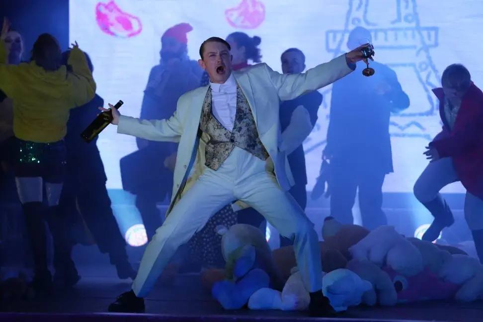 Сегодня Молодежный авангардный театр вновь представляет волжскому зрителю премьеру, уже вторую в этом феврале после «Василия Тёркина» Сегодня Молодежный авангардный театр вновь представляет волжскому зрителю премьеру, уже вторую в этом феврале после «Василия Тёркина»