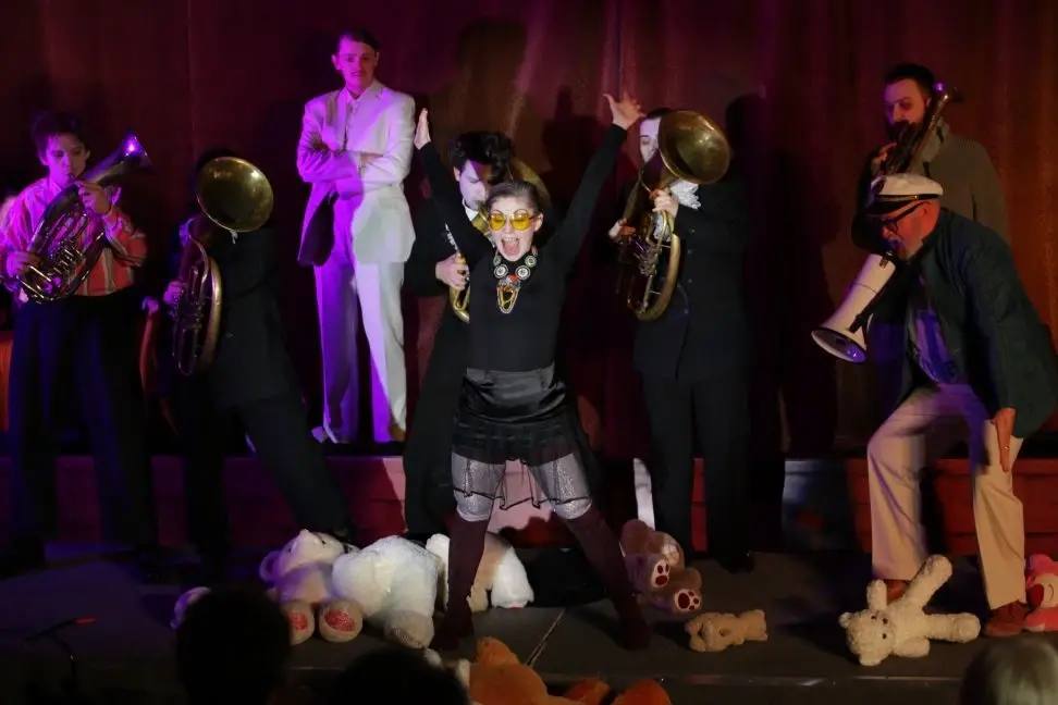 Сегодня Молодежный авангардный театр вновь представляет волжскому зрителю премьеру, уже вторую в этом феврале после «Василия Тёркина» Сегодня Молодежный авангардный театр вновь представляет волжскому зрителю премьеру, уже вторую в этом феврале после «Василия Тёркина»