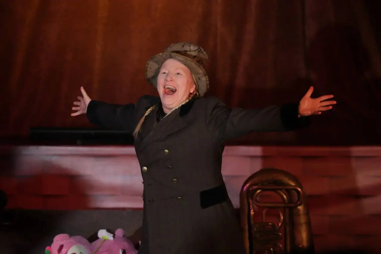 Сегодня Молодежный авангардный театр вновь представляет волжскому зрителю премьеру, уже вторую в этом феврале после «Василия Тёркина» Сегодня Молодежный авангардный театр вновь представляет волжскому зрителю премьеру, уже вторую в этом феврале после «Василия Тёркина»