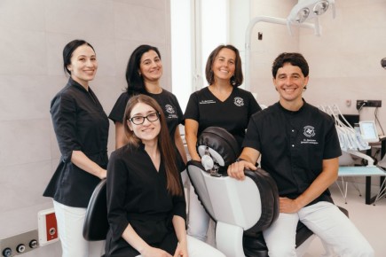 Почему стоит не пренебрегать профессиональной чисткой зубов каждый год