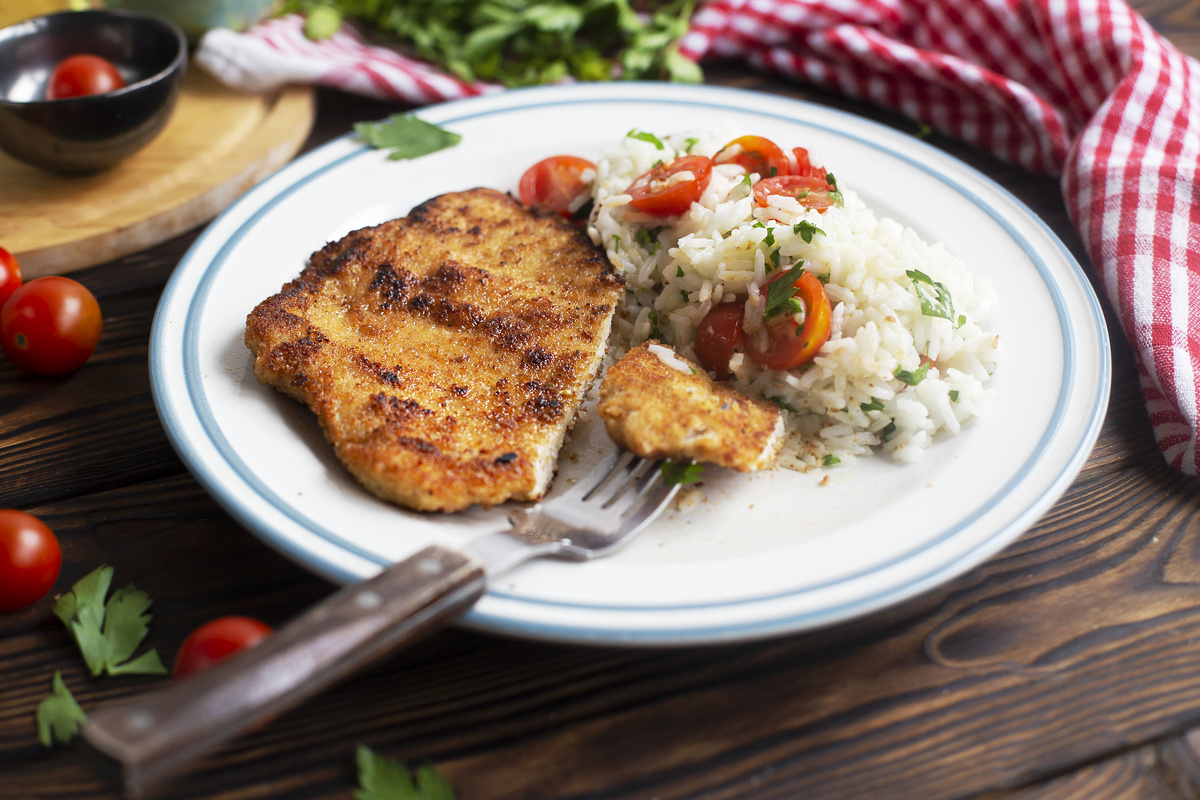 Супершницель из индейки с освежающим рисом – новый взгляд на классический рецепт