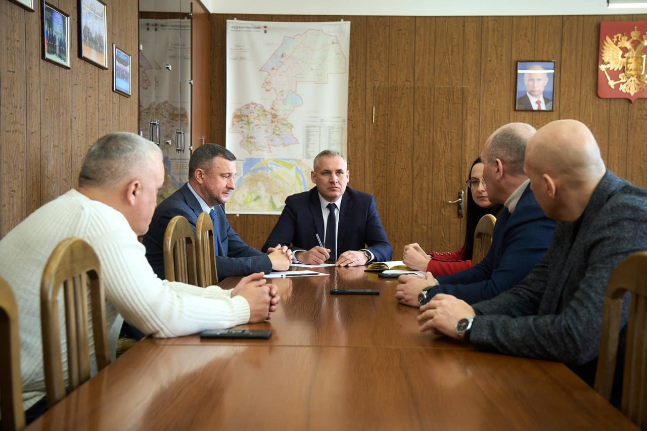 Депутат Волгоградской областной Думы Игорь Воробьев вместе с командой регионального отделения Ассоциации ветеранов СВО встретился с главой Среднеахтубинского района Николаем Патриным