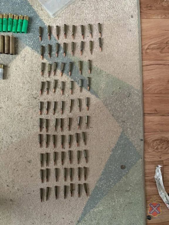 Волгоградские полицейские изъяли у местного жителя арсенал оружия, патроны и гранату, а также 5 кг конопли