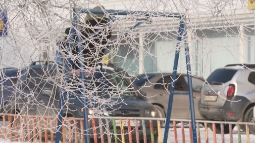 С волгоградской УК взыскали ущерб за падение песочницы на машину