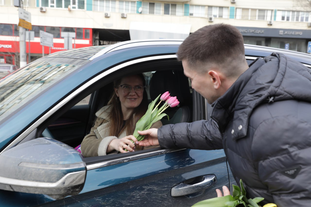 «Цветочный патруль»: депутаты и Госавтоинспекция поздравляют автоледи Волгограда с наступающим 8 Марта «Цветочный патруль»: депутаты и Госавтоинспекция поздравляют автоледи Волгограда с наступающим 8 Марта