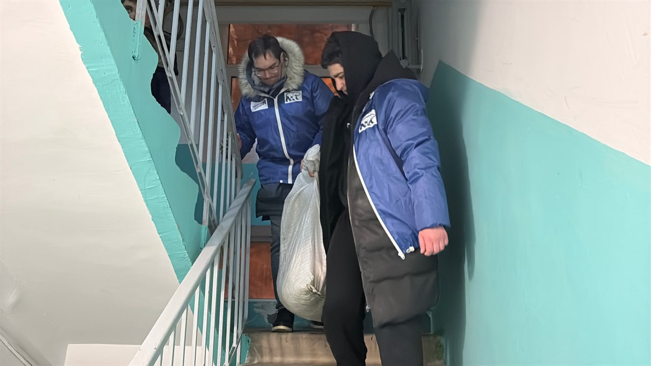 Депутат Вячеслав Ушаков, представляющий в гордуме интересы жителей Тракторозаводского района, вместе с активистами возглавляемой им региональной «Молодой Гвардии ЕР» помогают сегодня муниципалитету в ликвидации последствий...