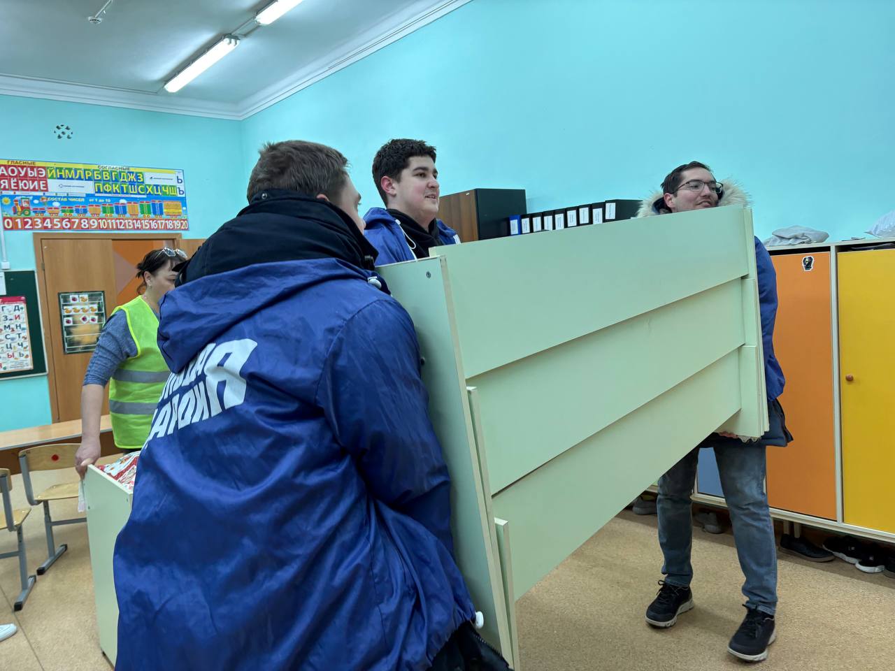 Депутат Вячеслав Ушаков, представляющий в гордуме интересы жителей Тракторозаводского района, вместе с активистами возглавляемой им региональной «Молодой Гвардии ЕР» помогают сегодня муниципалитету в ликвидации последствий... Депутат Вячеслав Ушаков, представляющий в гордуме интересы жителей Тракторозаводского района, вместе с активистами возглавляемой им региональной «Молодой Гвардии ЕР» помогают сегодня муниципалитету в ликвидации последствий...