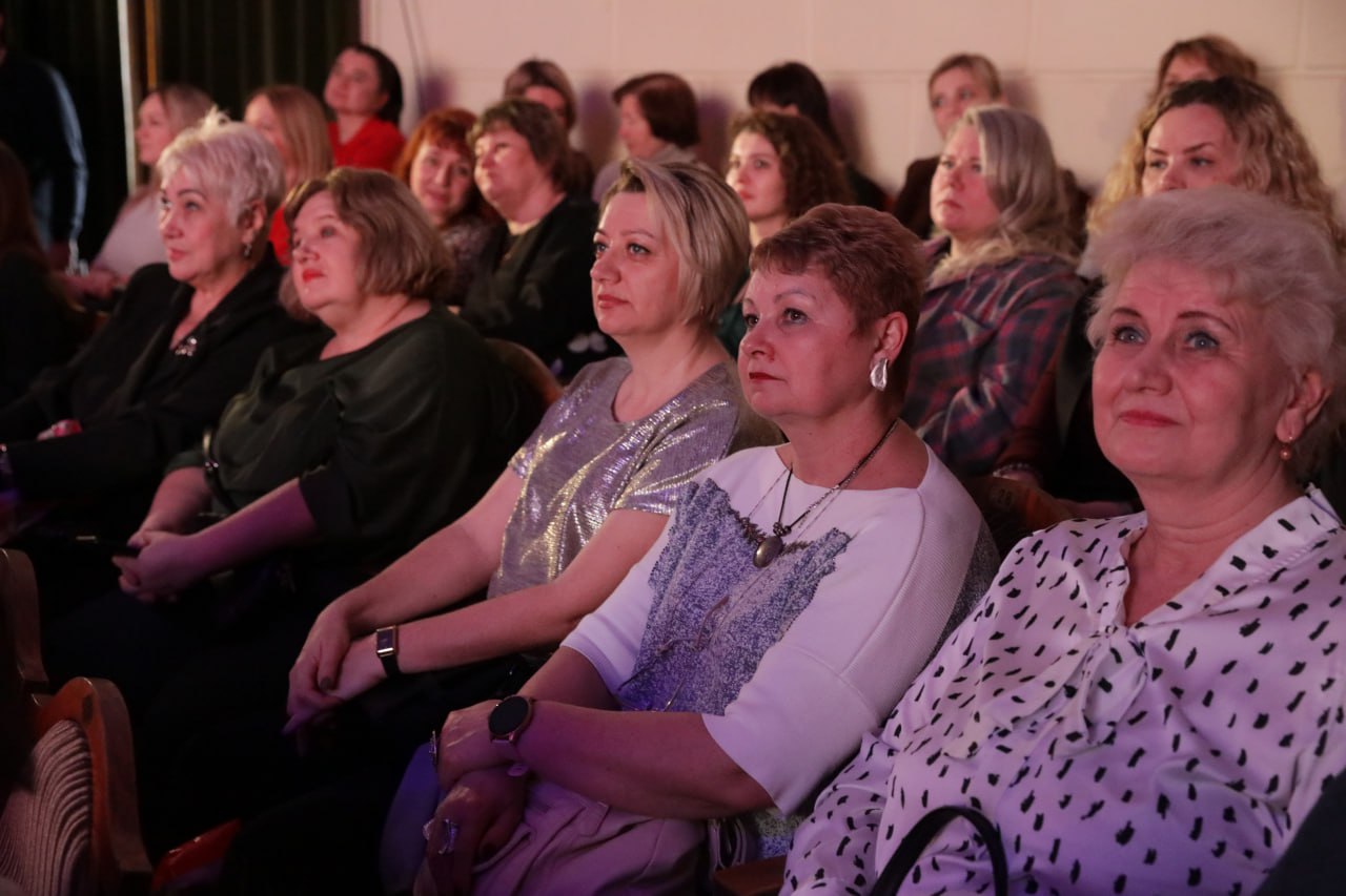 В преддверии Международного женского дня в ДК профсоюзов по традиции чествовали волгоградок, добившихся значительных успехов, большого авторитета и общественного признания В преддверии Международного женского дня в ДК профсоюзов по традиции чествовали волгоградок, добившихся значительных успехов, большого авторитета и общественного признания