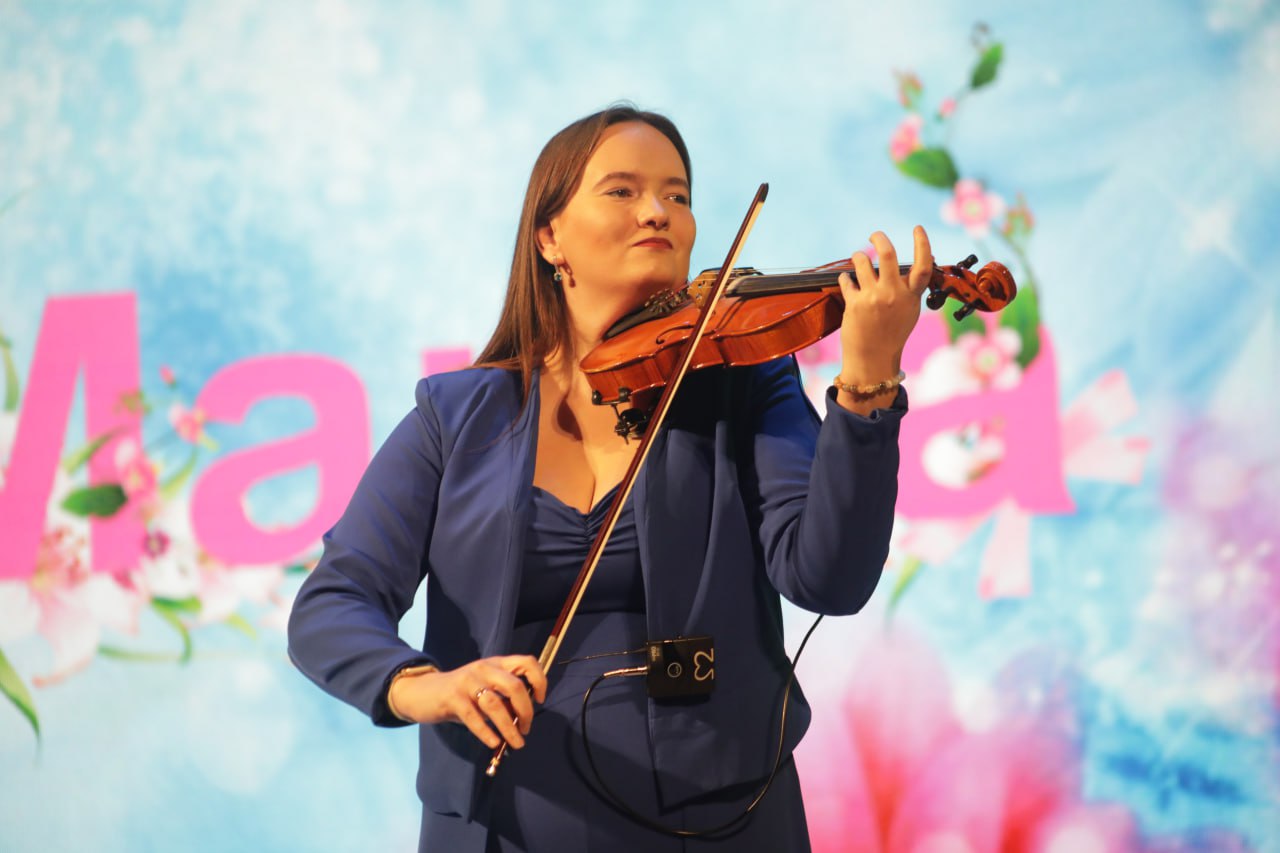 В преддверии Международного женского дня в ДК профсоюзов по традиции чествовали волгоградок, добившихся значительных успехов, большого авторитета и общественного признания В преддверии Международного женского дня в ДК профсоюзов по традиции чествовали волгоградок, добившихся значительных успехов, большого авторитета и общественного признания