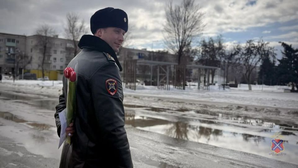 Накануне Международного женского дня на дороги Фроловского района вышел «Цветочный патруль»
