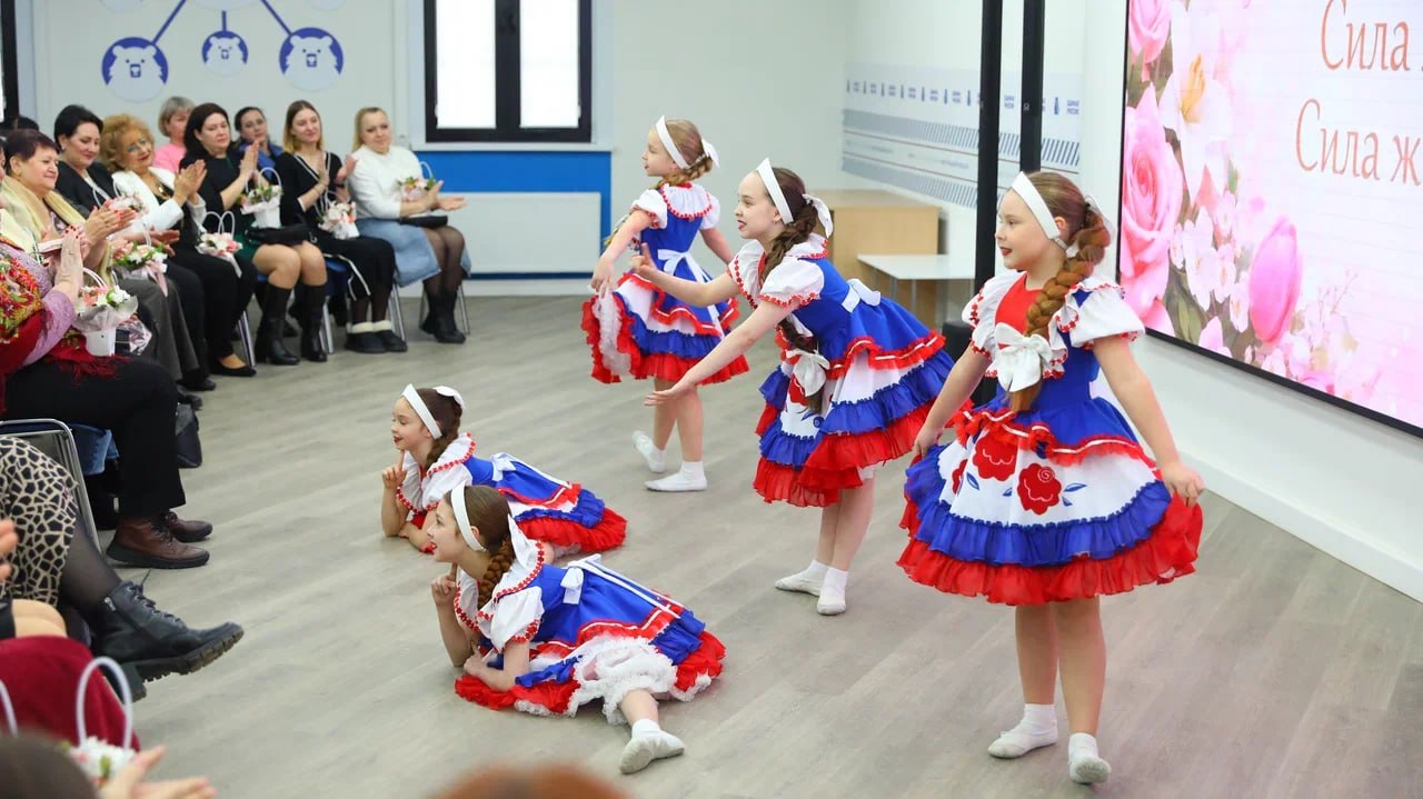 В Штабе общественной поддержки партии «Единая Россия» состоялось мероприятие «Сила любви. Сила женщины», участниками которого стали матери и жены военнослужащих, выполняющих задачи в зоне специальной военной операции В Штабе общественной поддержки партии «Единая Россия» состоялось мероприятие «Сила любви. Сила женщины», участниками которого стали матери и жены военнослужащих, выполняющих задачи в зоне специальной военной операции