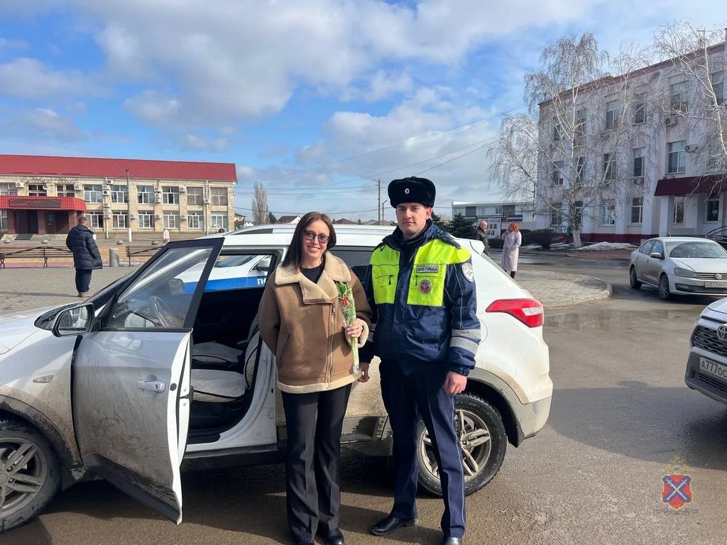 Волгоградские инспекторы поздравили женщин-автомобилистов с Международным женским днем Волгоградские инспекторы поздравили женщин-автомобилистов с Международным женским днем