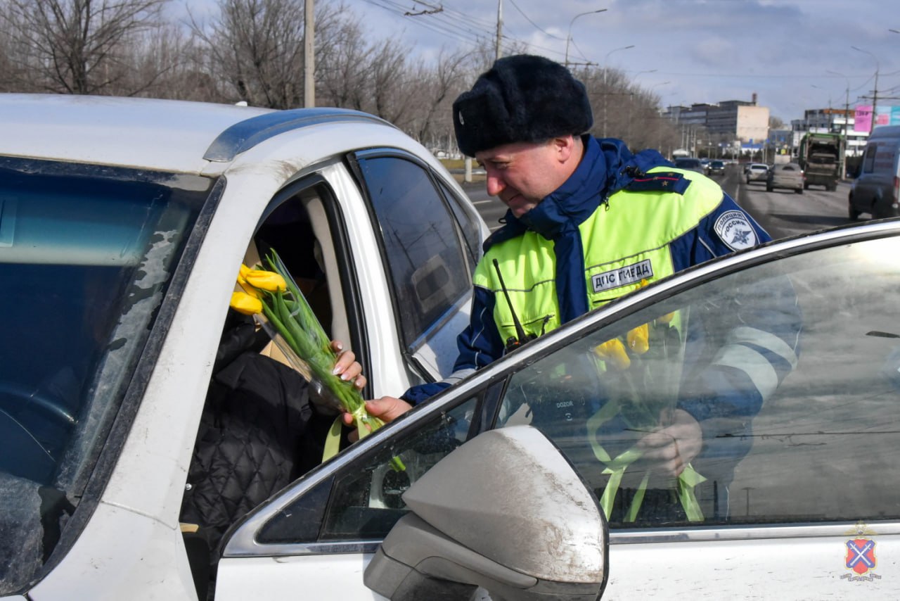 Волгоградские инспекторы поздравили женщин-автомобилистов с Международным женским днем Волгоградские инспекторы поздравили женщин-автомобилистов с Международным женским днем